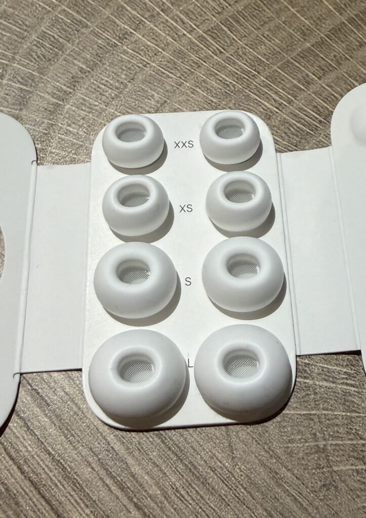 AirPods Pro 3 kulak uçları. M size uç kullandığım kulaklık üzerinde takılı.
